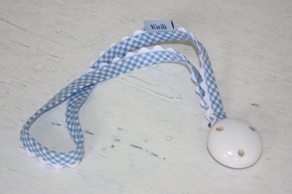 Schnullerkette von Kirili. Baumwollband in Vichy-Karo. Farben: Hellblau und weiß.