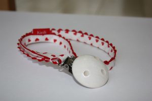 Schnullerkette mit roten Herzchen
