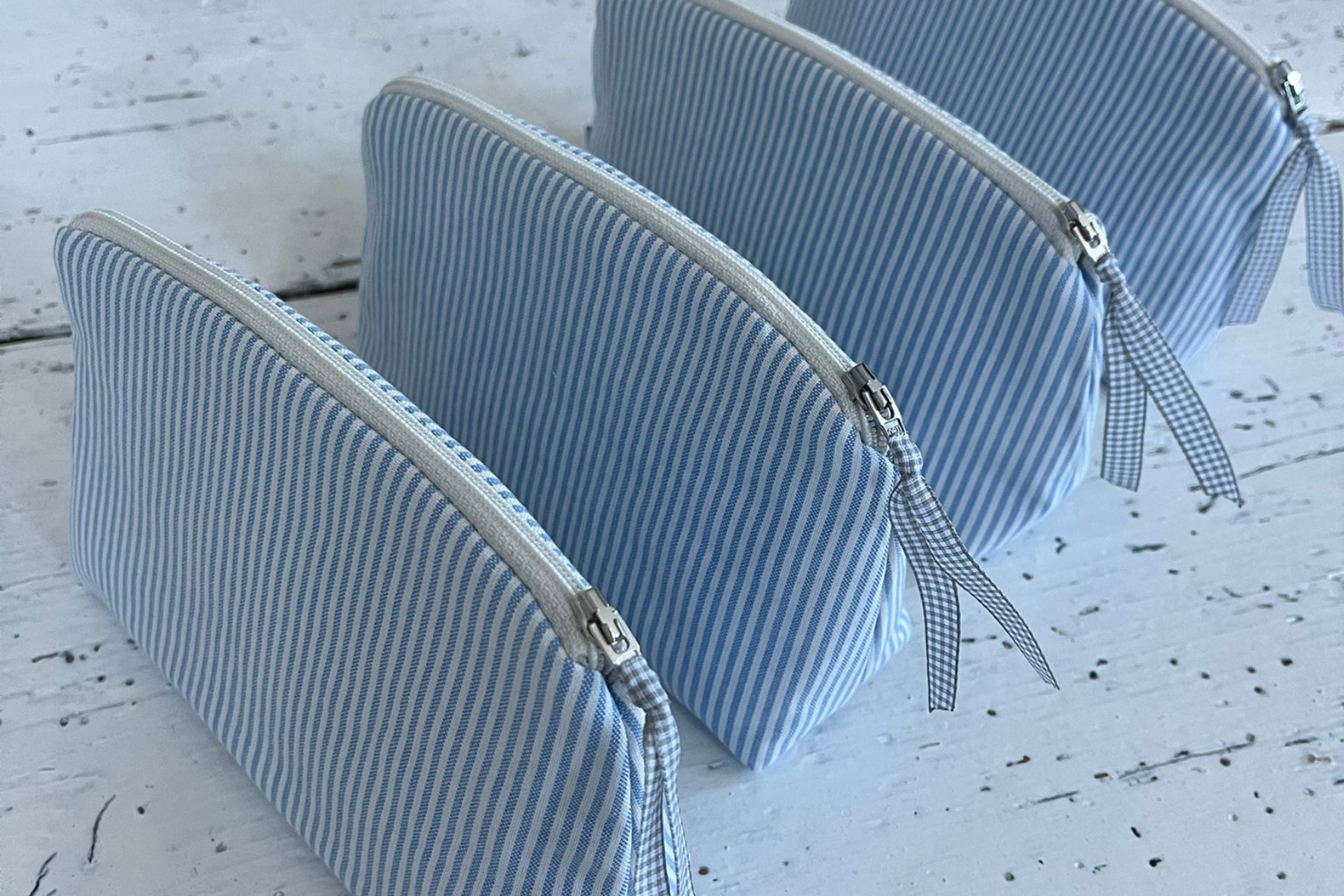 Kosmetiktasche gestreift und gefüttert in Weiß und Hellblau - von Kirili - handmade