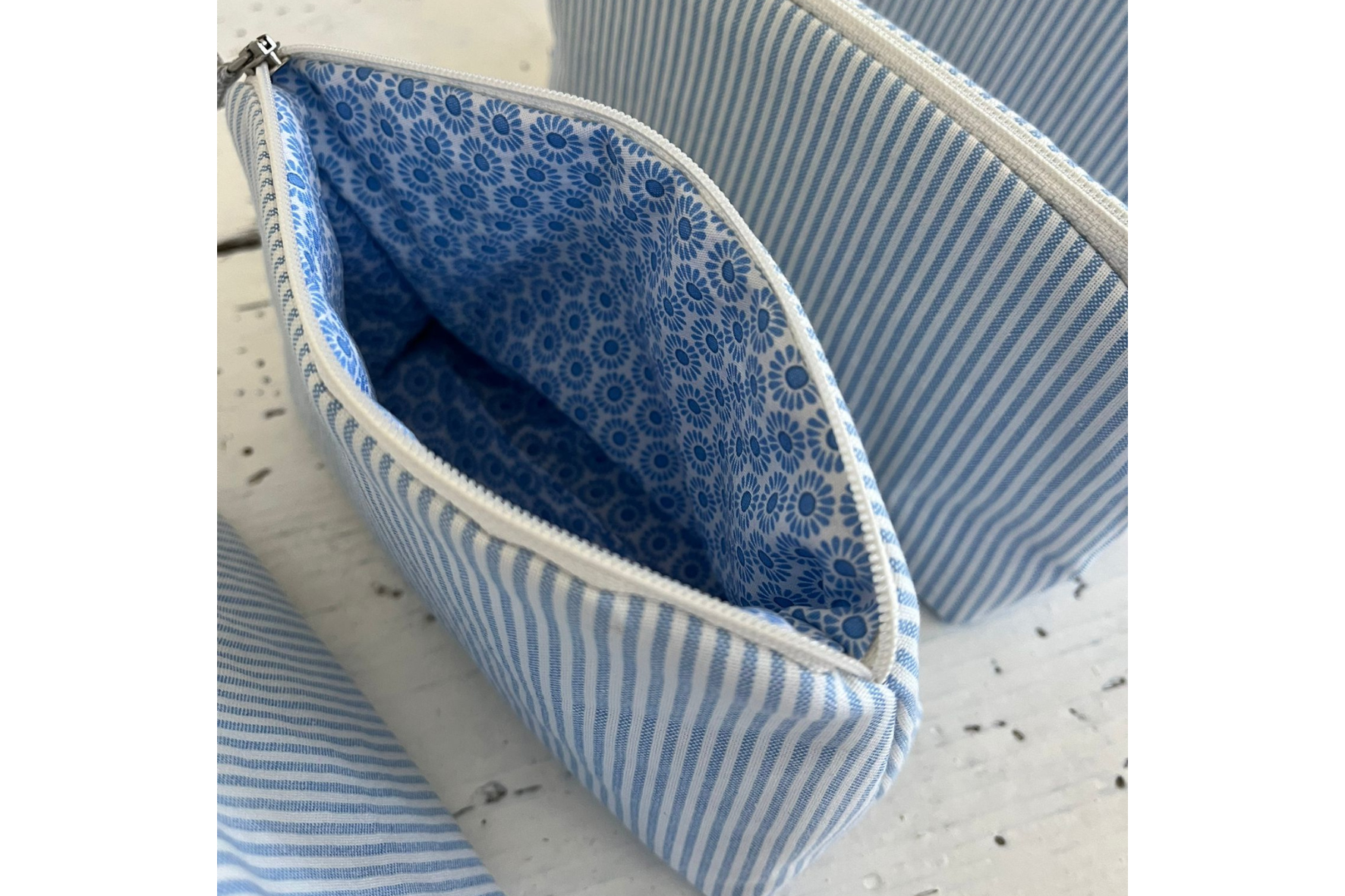 Kosmetiktasche gestreift und gefüttert in Weiß und Hellblau - von Kirili - handmade