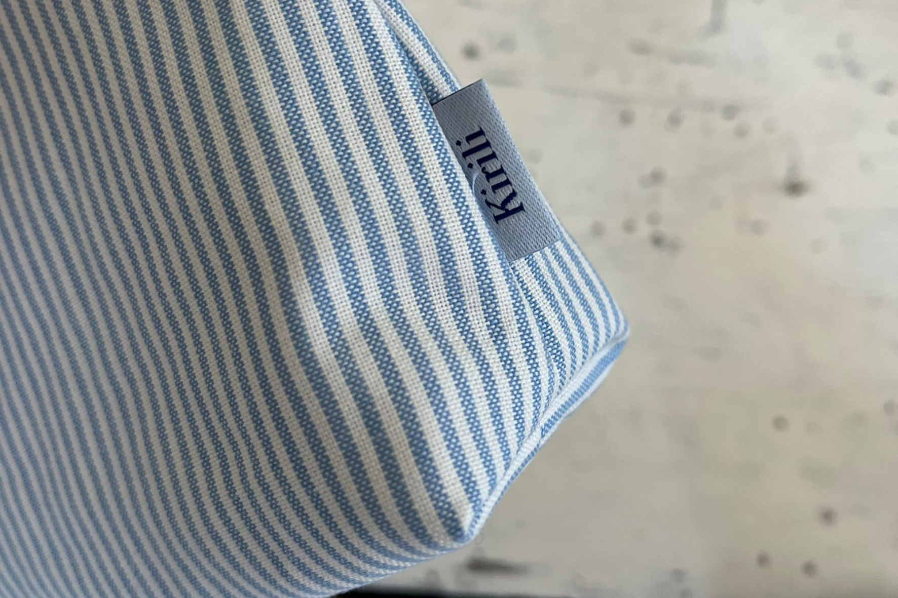 Kosmetiktasche gestreift und gefüttert in Weiß und Hellblau - von Kirili - handmade